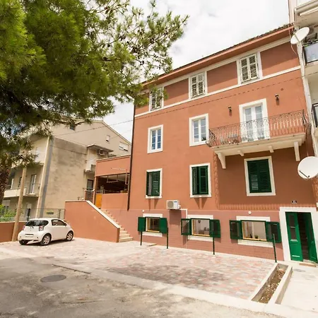 House Close To Aci Marina Apartament